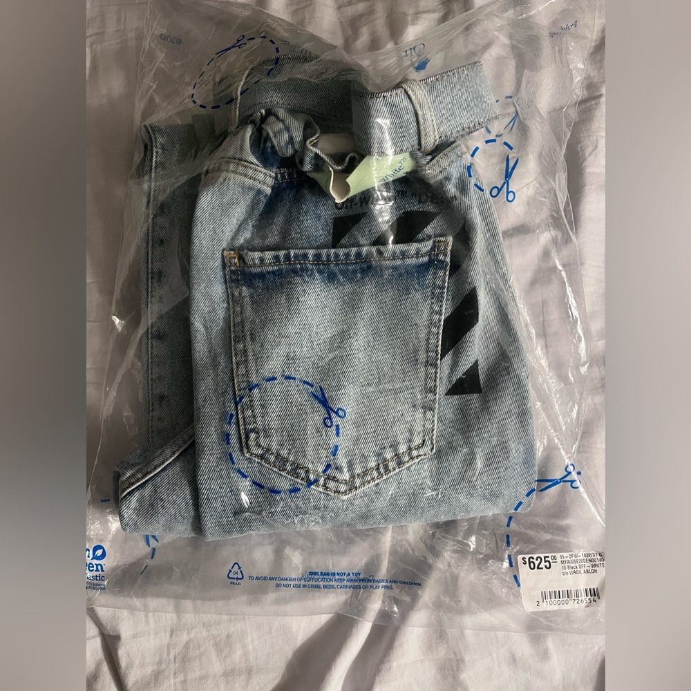 COPY - Off white denim jeans w/ belt